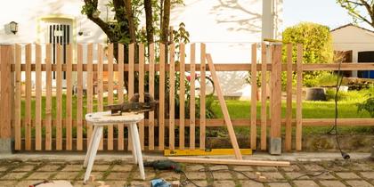 How to put up a Fence with Wooden Posts